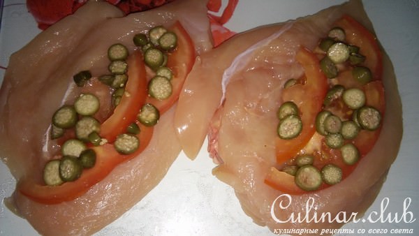 Нежная курочка с помидором и каперсами и рисовые крокеты с моцареллой и креветками.