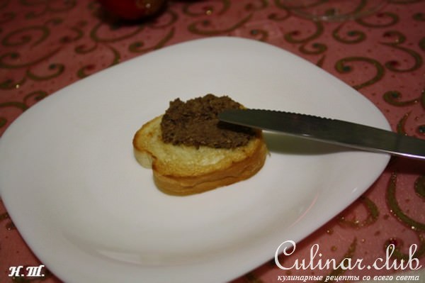Курица запеченная с грецкими орехами и печенью.
