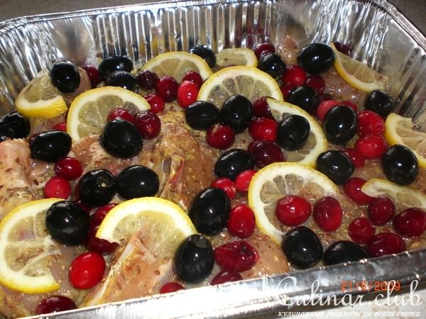 Запеченая медовая курица с маслинами и клюквой