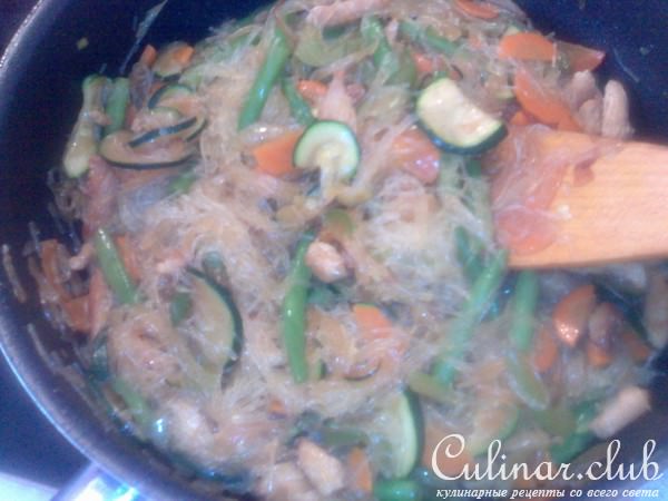 Стеклянная вермишель с индюшкой и овощами