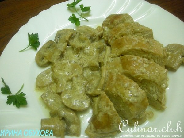 Куриная грудка с шампиньонами в сливочном соусе.