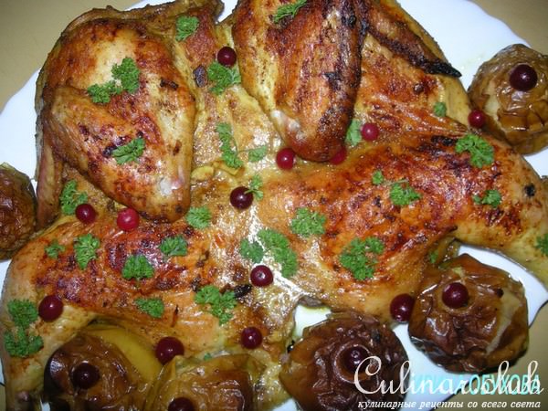 Жареная курочка с печеными яблоками