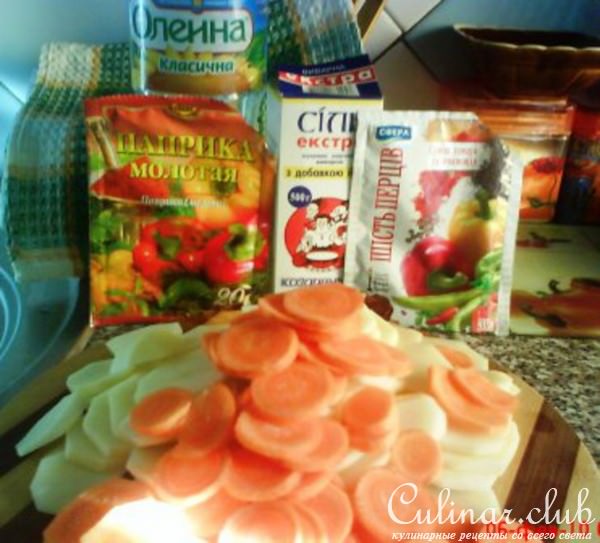 Картофель, запеченный с курицей и беконом.