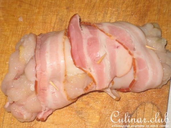 Куриные рулетики с маринованными огурчиками в беконе.