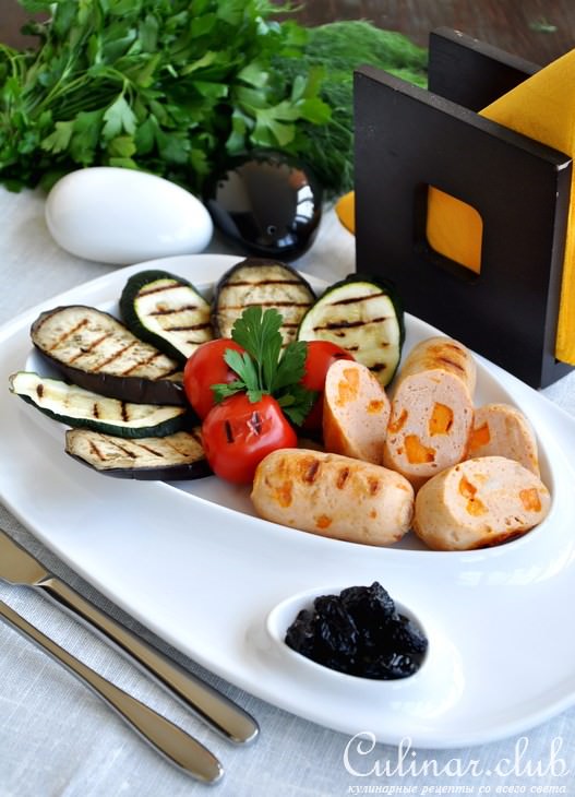 Куриные сардельки с сыром лестер и овощами-гриль