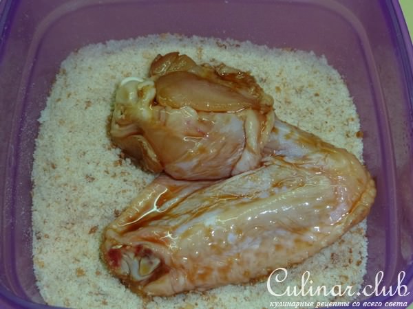 Куриные крылышки с салатом из овощей гриль с кедровыми орешками и брынзой