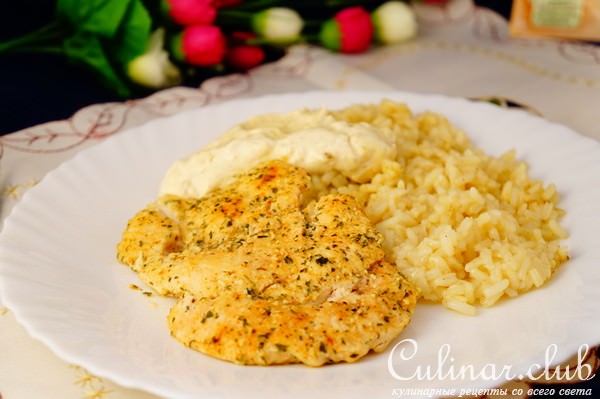 Курица с жёлтым рисом и чесночным соусом