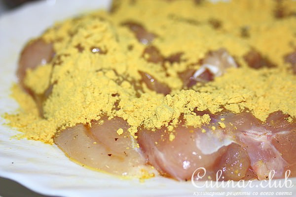 Курица с горчичной корочкой в соусе из белого вина с луковым ассорти.