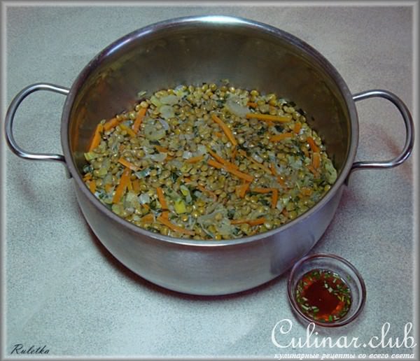 Голень индейки с чечевицей и овощами.