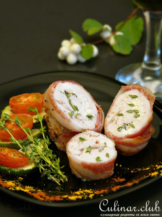Куриные рулеты в беконе, фаршированные козьим сыром и тимьяном, запеченные с овощами
