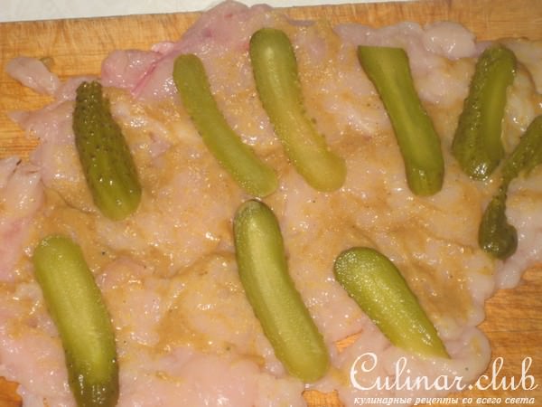 Куриные рулетики с маринованными огурчиками в беконе.