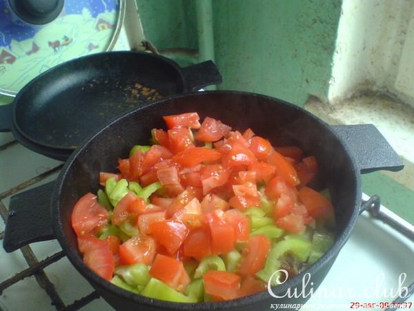 Курица, тушенная с овощами и рисом