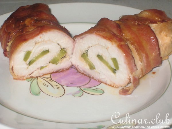 Куриные рулетики с маринованными огурчиками в беконе.