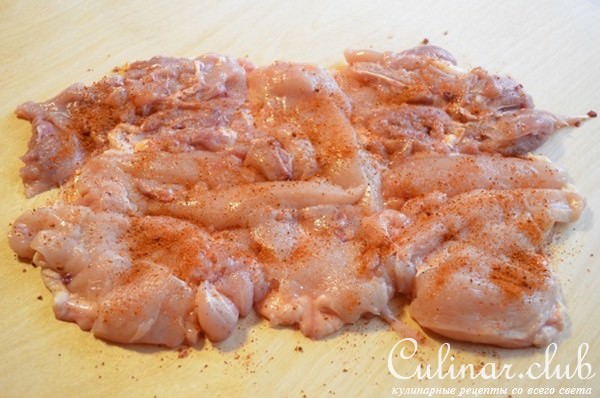 Рулет из целой курицы с ветчиной