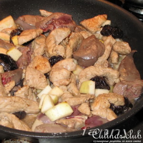 Жаркое из индейки и гусиной печени с яблоками и черносливом