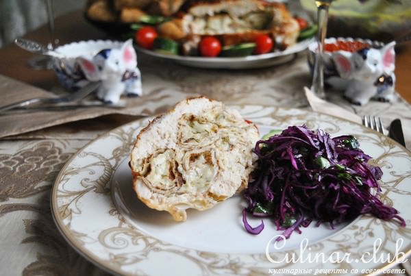 Золотая курочка, фаршированная сырными роллами из блинов
