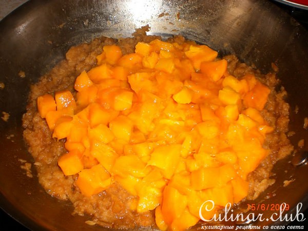 Куриная грудка с соусом из манго и яблок