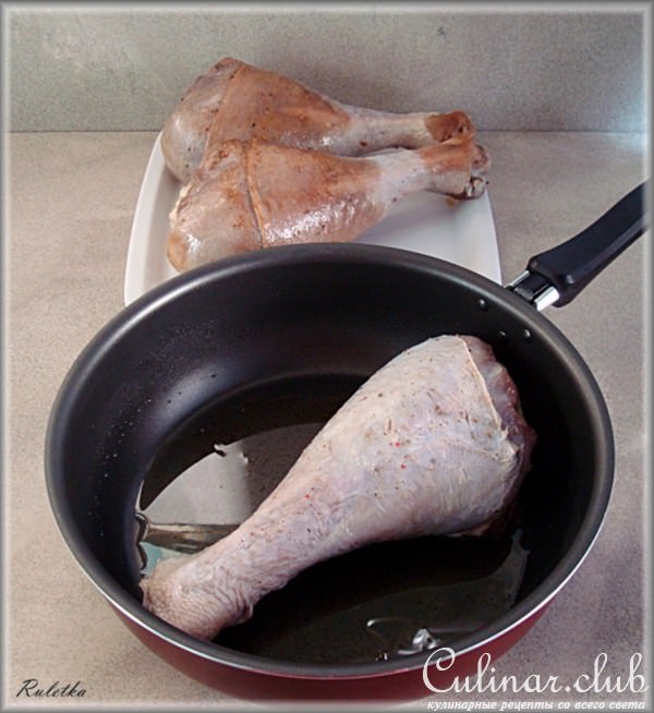 Голень индейки с чечевицей и овощами.