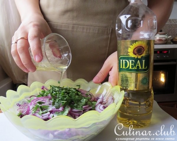 Золотая курочка, фаршированная сырными роллами из блинов