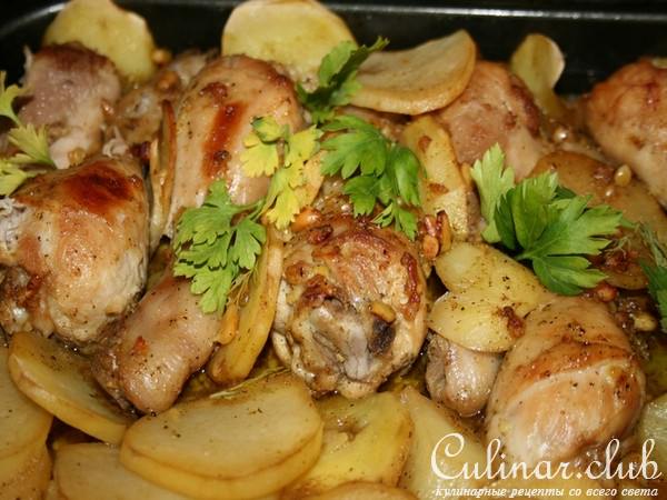Сочные куриные ножки и картофель в медовом соусе.