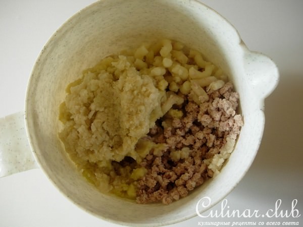 Картофельно-куриное суфле с пикантным соусом.