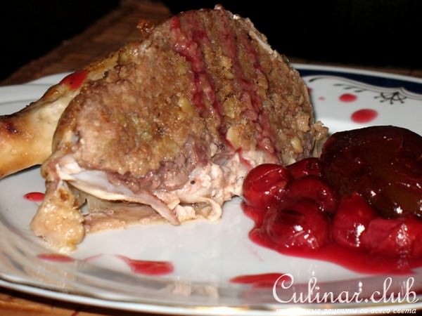 Курица с ореховой начинкой и сливово-вишнёвым соусом