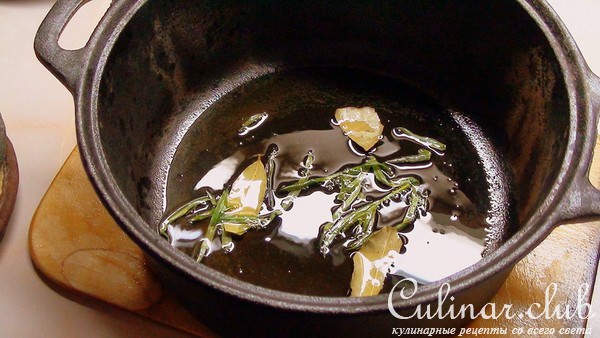 Курочка с картошечкой, тушённая почти в печи, с оливками и помидорами.