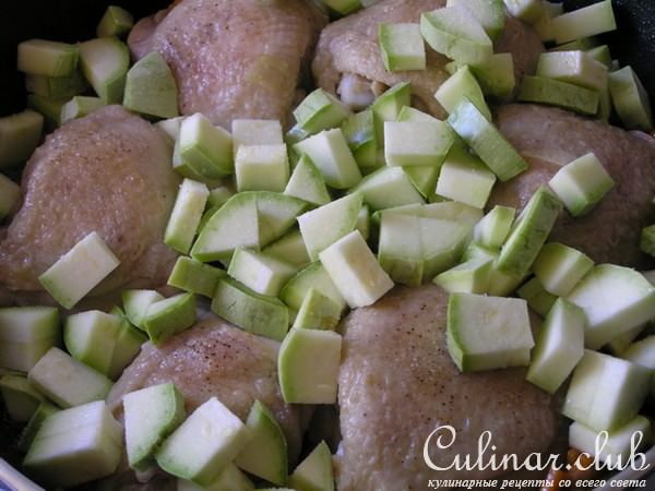 Куриные бедра с кабачком, морковью и базиликом