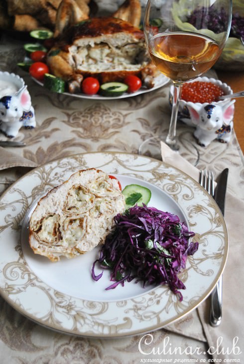 Золотая курочка, фаршированная сырными роллами из блинов