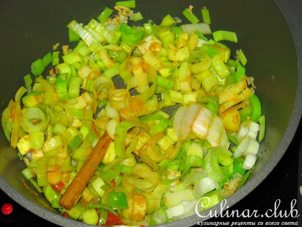 Карри с курицей, нутом, цветной капустой и кокосовым молоком.