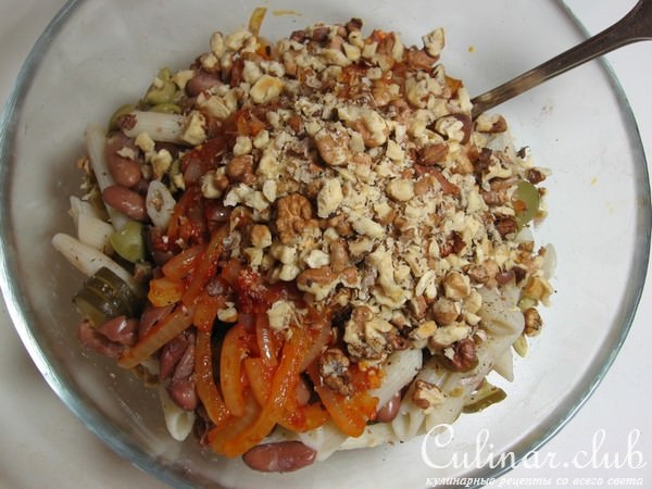 Курица, фаршированная фасолью с макаронами