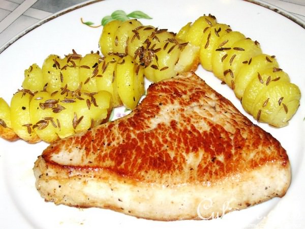 Грудка индейки с картофельными завитками и сырно-грибным соусом