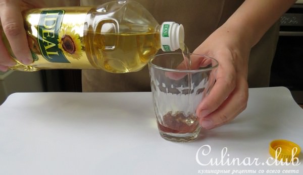 Золотая курочка, фаршированная сырными роллами из блинов