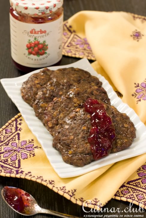 Курица, фаршированная чечевицей, грецкими орехами и печенью