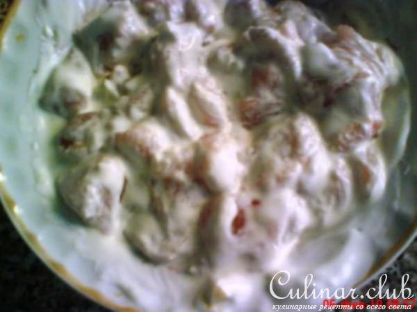 Картофель, запеченный с курицей и беконом.