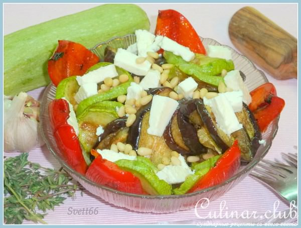 Куриные крылышки с салатом из овощей гриль с кедровыми орешками и брынзой