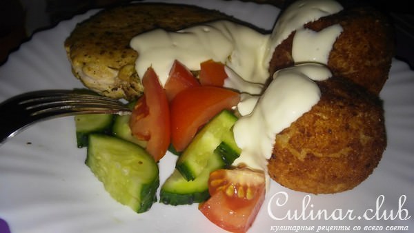 Нежная курочка с помидором и каперсами и рисовые крокеты с моцареллой и креветками.