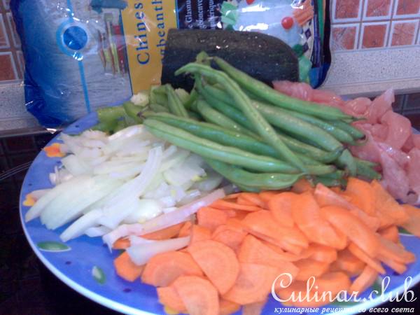 Стеклянная вермишель с индюшкой и овощами