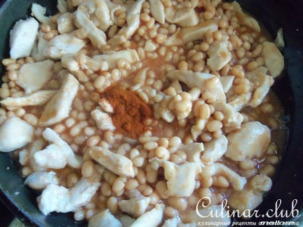 Куриное филе с фасолью в томатном соусе
