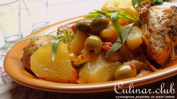 Курочка с картошечкой, тушённая почти в печи, с оливками и помидорами.