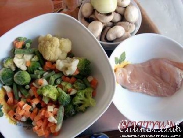 Овощи с грибами и мясом под ореховым соусом.