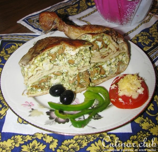 Праздничная курица, фаршированная лисичками, сыром и шпинатом