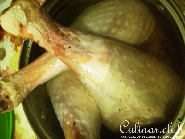 Ножки индейки, шпигованные морковью и фисташкам, запеченные в белом вине.