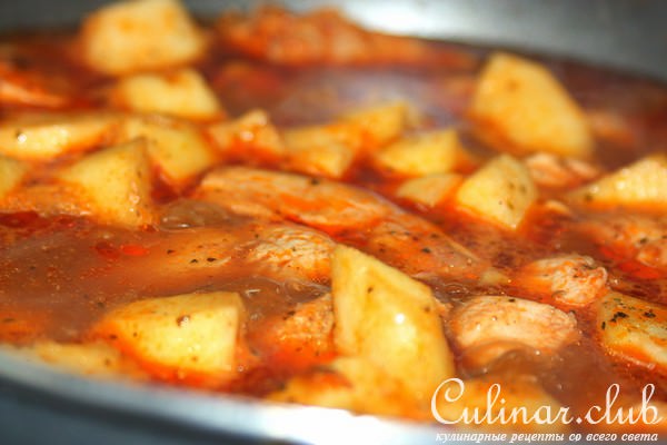Курица тушеная с яблоками.