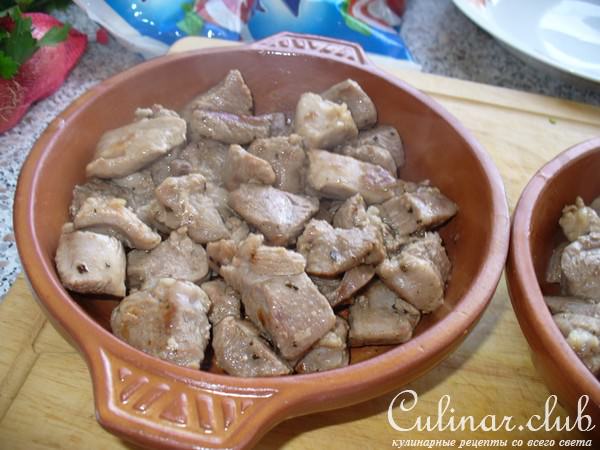 Мясо Индейки запеченное под помидорами и моцареллой