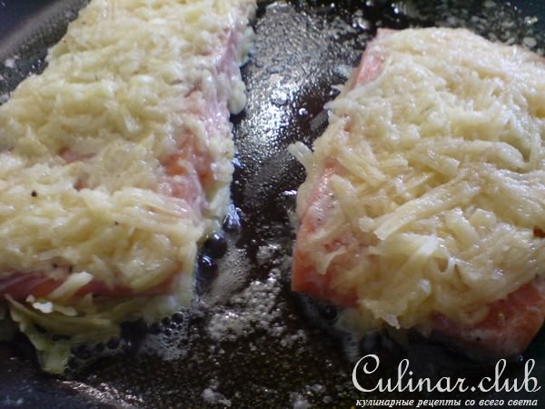 Лосось,зажаренный в картофеле,с пореем и лесными грибами в сливочном соусе