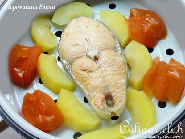 Паровая форель с яблоками