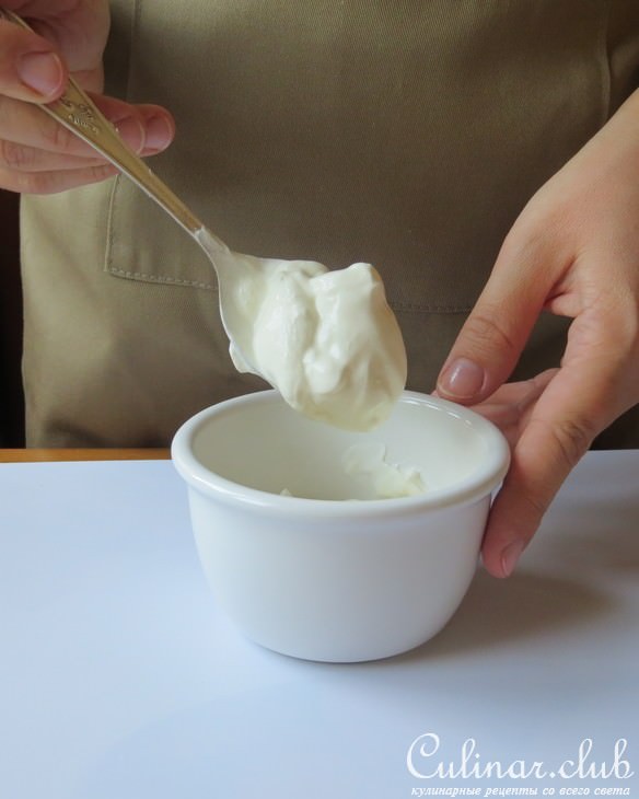 Форель с яйцом, приготовленная на пару, с овощами и соусом
