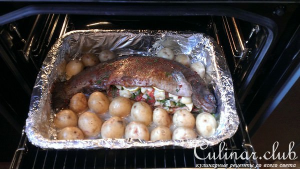 Форель запеченая, с картофелем