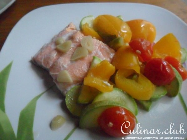 Лосось с пикантными овощами на пару (готовим в мультиварке)